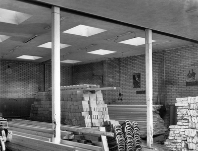 841648 Afbeelding van de opslag van bouwmaterialen in het bedrijfspand Pieterskerkhof 16 te Utrecht, ten behoeve van de ...